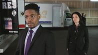 Elementary – Detective Marcus Bell (Jon Michael Hill, l.) und Watson (Lucy Liu, r.) begeben sich auf die Suche nach einer Plutoniumlieferung, in der Hoffnung, so den Bau einer Bombe verhindern zu können ...