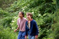 Tiere bis unters Dach – Zoe (Aura Stehle, links) und Sam (Yann Cosack, rechts) sind entsetzt. Valentin wollte Riesenschildkröte Sammy mit falschem Futter füttern.