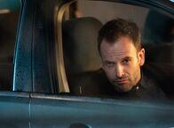Elementary – Holmes (Jonny Lee Miller) muss die Wahrheit akzeptieren, dass Irene selbst Moriarty ist und ihn damals in London nur kennenlernen wollte, um zu sehen, wie gefährlich er ihr werden könnte ...