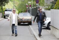 SOKO Wien – Oberstleutnant Helmuth Nowak (Gregor Seberg, l.) und Major Carl Ribarski (Stefan Jürgens, r.) eilen in den Garten von Richter Schiller, der tot aufgefunden wurde.