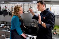 Meine Mutter ... – Star-Koch Rufus (Stephan Luca) möchte Eifel-Wirtin Toni (Diana Amft) von seinen Kochkünsten überzeugen.