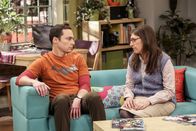 The Big Bang Theory – Als Sheldon (Jim Parsons, l.) und Amy (Mayim Bialik, r.) erfahren, dass Raj sein altes Zimmer übernimmt, fühlt sich Sheldon hintergangen. Als sich dann auch noch Beverly einschaltet, kommen plötzlich die wahren Gefühle aller Beteiligten ans Licht und es kommt zum Nerd-Konflikt ...