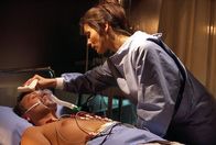 Eine Liebe in Afrika – Stefan (Bernhard Schir) liegt schwer verletzt im Hospital. Seine Verlobte Miriam (Julia Stemberger) ist bei ihm.