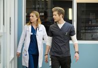 Atlanta Medical – Für sie steht das Wohl der Patienten über jeglicher Hierarchie: Conrad (Matt Czuchry, r.) und Nic (Emily VanCamp, l.) ...