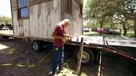 Shipping Wars - Die Transporter – Roy zieht alle Befestigungsregister. Dennoch bleibt der Transport des Mini-Ferienhauses eine wackelige Angelegenheit.