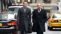 Suits – Harvey (Gabriel Macht,l.) und Louis (Rick Hoffmann) kämpfen darum, die Kanzlei zu retten. Ehemalige Partner, die entlassen wurden, verklagen die Kanzlei wegen Rufschädigung.
