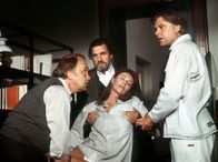 Tatort – Kommissar Flemming (Martin Lüttge,l) hat Alice Rains (Andrea Sawatzki), die aus einer Privatklinik geflüchtet ist, in seine Obhut genommen. Ihr Mann (Claus Eberth, 2.v.r.), besteht jedoch darauf, dass Alice in die Klinik von Dr. Dernheim (Rüdiger Joswig) zurückgebracht wird.