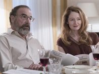 Homeland – Spielen sie wirklich das gleiche Spiel? Allison (Miranda Otto, r.) und Saul (Mandy Patinkin, l.) ...