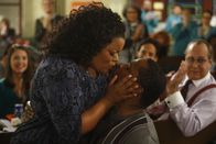 Community – Überwältigt von Andres (Malcolm-Jamal Warner, r.) öffentlichem Heiratsantrag willigt Shirley (Yvette Nicole Brown, l.) ein, ihren Exmann erneut zu heiraten ...