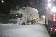 Ice Road Rescue - Extremrettung in Norwegen – Auf der Straße, die in die Berge von Björns Gebiet führt, steckt ein Lastwagen im Graben fest. (National Geographic/ITV Studios Norway AS)