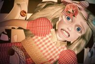 See Me – See me Szenenbild: Alice auf der Suche nach der Aufmerksamkeit der Mutter