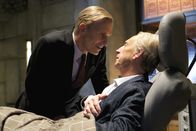 The Strain – Noch glaubt Eichorst (Richard Sammel, l.) auf der Gewinnerseite zu stehen, doch Palmer (Jonathan Hyde, r.) will seinen Kampf noch nicht aufgeben und übt Rache ...