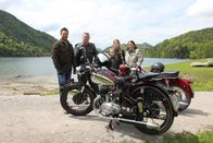 Hoagascht – Moderator Richard Deutinger (links) unterwegs mit Familie Rauter auf historischen Puch Mopeds