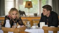 Das Begräbnis – Böcki (Gustav Schmidt) kümmert sich um Jacky (Luise von Finckh).