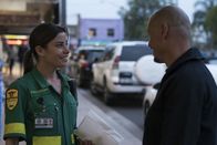 Mr. Inbetween – Ally (Brooke Satchwell, l.); Ray Shoesmith (Scott Ryan, r.)
