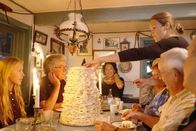 Zu Tisch ... – Zum Nachtisch gibt es Spettekaka (ungefähr: „Spießkuchen“).