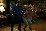 Malcolm mittendrin – Als Hal (Bryan Cranston, r.) bei einem Essen eine Tanzmaschine entdeckt, ist es um ihn geschehen. Gemeinsam mit Craig (David Anthony Higgins, l.) tanzt er wie entfesselt und übt nun für ein Tanz-Tunier ...
