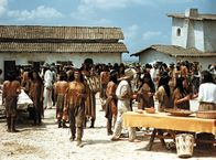 Apachen – Die Gesellschaft garantiert ihrerseits den Lebensunterhalt der Indianer, für die es kaum noch ausreichend Jagdgebiete gibt. Die Übergabe der Lebensmittel wird zum gemeinsamen Fest und Höhepunkt des Jahres. Doch der junge Häuptling Ulzana (Gojko Mitic, vorne Mitte) ist misstrauisch.