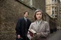 Geheimnis eines Lebens – Die Physik-Studentin Joan Stanley (Sophie Cookson) gerät durch Leo (Tom Hughes) in politische Kreise.