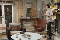 Two and a Half Men – Nachdem Walden (Ashton Kutcher, r.) Jennys verstorbenen Vater um ein Zeichen des Himmels gebeten hat, kracht ein Blitz vom Himmel und eine schöne Unbekannte (Mila Kunis, l.) steht vor seiner Tür ...