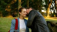 Rote Rosen – Svenja (Lea Marlen Woitack, l.) und Mika (Benjamin Piwko, r.) verbringen eine innige Zeit zusammen - doch jetzt ist es Zeit Abschied zu nehmen.