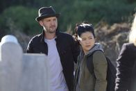 Scorpion – Wird die Ehe zwischen Toby (Eddie Kaye Thomas, l.) und Happy (Jadyn Wong, r.) durch ihren neuen Auftrag in Gefahr gebracht?