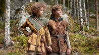 Ronja Räubertochter – Der Winter ist vorbei! Ronja (Kerstin Linden,li.) und Birk (Jack Bergenholtz Henriksson) können sich wieder sehen.