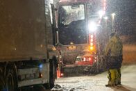 Ice Road Rescue - Extremrettung in Norwegen – The crew working in the blizzard. (National Geographic)