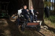 Rote Rosen – Bei der Besichtigung der alten Kutsche, kommen Florian (Stefan Plepp, l.) und Katrin (Nicole Ernst, r.) sich wieder näher.