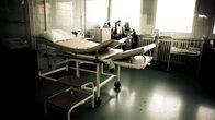 Die Geisterkliniken – Grainy image of an old hospital room