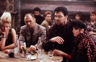 Red Heat – Drogenbaron Rostavili (Ed O`Ross, 2.v.r.) will seinen Stoff jetzt auch in die Sowjetunion exportieren. Doch da machen ihm die beiden Cops einen Strich durch die Rechnung...