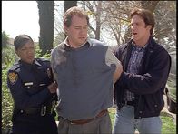 Diagnose: Mord – Lieutenant Sloan (Barry Van Dyke, r.) und eine Kollegin verhaften Eddie, der mit dem Mord an Dr. Yordsberg zu tun haben soll.