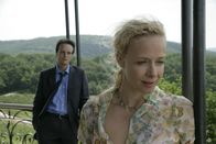 Ich bin die Andere – Robert (August Diehl) ist fasziniert von Carolin (Katja Riemann,r.) und will sie unbedingt heiraten.