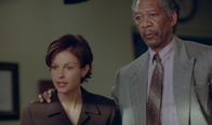 Im Netz der Lügen – Claire Kubik (Ashley Judd) übernimmt die Verteidigung ihres Ehemannes, der verhaftet wurde. Außerdem holt sie sich Hilfe vom ehemaligen Militäranwalt Charles W. Grimes (Morgan Freeman).