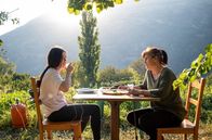 Zu Tisch ... – Yolanda Godoy (re.) und ihre Tochter Alba (li.) essen Zucchini-Carpaccio im Garten.