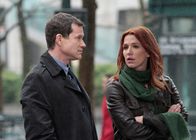Unforgettable – Carrie Wells (Poppy Montgomery, r.) hat Hyperthymesia, ein seltenes Syndrom, das ihr die Fähigkeit gibt, sich visuell an alles zu erinnern. Als ein Mord passiert, bei dem ihre ehemaliger Freund und Partner Detective Al Burns (Dylan Walsh, l.) ermittelt, bittet er sie um Hilfe ...