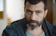 East Side – Für Momi (Yehuda Levi) ergibt sich die Möglichkeit, den Hotel-Deal doch noch zum Abschluss zu bringen.