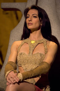 Stargate – Vala (Claudia Black) fühlt sich in der Rolle der Göttin sehr wohl...
