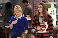 The Big Bang Theory – Beim Shoppen erfahren Amy (Mayim Bialik, r.) und Penny, dass Bernadette (Melissa Rauch, l.) und Howard von Priya und Leonard zum Essen eingeladen wurden. Was Penny auf eine ganz besondere Idee bringt ...