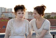 Die Stein – MDR Fernsehen DIE STEIN I. STAFFEL, FOLGE 2, "Aus und vorbei" Uhr. Verzweifelt hat sich Lisa Heinrich (Maike Schroeter, l.) auf ein Hochhausdach geflüchtet. Ohne Wissen ihrer Eltern spielt sie in einem Film mit und soll jetzt zu Dreharbeiten nach Rom. Mit ihrer einfühlsamen Art gelingt es Katja (Julia Stemberger, r.), zu ihrer Schülerin vorzudringen und mit ihr zu reden.