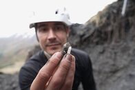 Einstein – Einstein Bergkristalle: Gefährliche Schatzsuche in den Alpen Tobias Müller hält einen Bergkristall in der Hand. Copyright: SRF