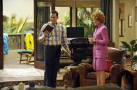 Two and a Half Men – Alan Harper (Jon Cryer, l.); Evelyn Harper (Holland Taylor, r.)