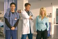 Scrubs - Die Anfänger – (v.li.) Zach Braff (John 'J.D.' Dorian), John C. McGinley (Dr. Perry Cox), Heather Locklear (Julie Keaton).