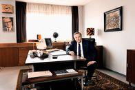 Preis der Freiheit – Alexander Schalck-Golodkowski (Thomas Thieme) ist Leiter der Kommerziellen Koordination, kurz: KoKo, die als kapitalistische Devisen-Beschaffungsmaschine die DDR finanziell stabilisiert.