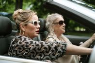 In aller Freundschaft – Sarah Marquardt (Alexa Maria Surholt, li.) ist mit ihrer Mutter Hildegard (Doris Kunstmann, re.) unterwegs zu einer Ausstellung. Plötzlich sieht Hildegard auf der Straße einen Mann und gibt geradewegs Gas.