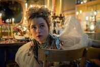 Extraordinary – Carrie (Sofia Oxenham) macht sich für ihr Date mit Graf Charles hübsch. Sie ist von ihm sehr angetan und sucht immer wieder das Zwiegespräch mit ihm. Ihre Möglichkeit, sein Wesen anzunehmen, begeistert sie sehr.