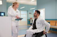 In aller Freundschaft – Dr. Ilay Demir (Tan Caglar) fragt bei Schwester Miriam (Christina Petersen) nach, warum seine ehemalige Patientin jetzt von Dr. Phan behandelt wird.
