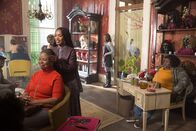 American Horror Story – Marie Laveau (Angela Bassett, 2.v.l.) kann sich glücklich schätzen, dass sich Queenie (Gabourey Sidibe, r.) auf ihre Seite stellt, denn die Hexen müssen ihre Kräfte bündeln ...