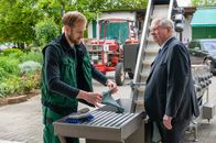 Der Staatsanwalt – Bernd Reuther (Rainer Hunold, r.) möchte mehr über den Obsthof von Frederik Ehrheim (Maik Rogge, l.) erfahren.