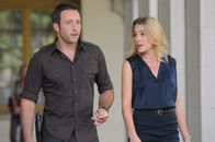 Hawaii Five-0 – Steve (Alex O'Loughlin, l.) bittet Ellie Clayton (Mirrah Foulkes, r.) um Hilfe in seinem aktuellen Fall. Doch kann sie ihm weiterhelfen?